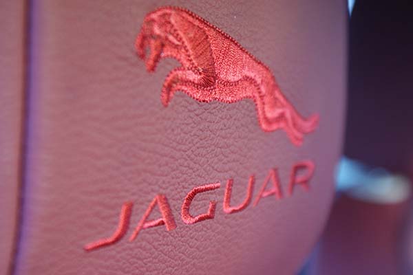 Jaguar X-Type XE Buffalino Leder Bordeaux Diamond Stiksel Geborduurd Logo