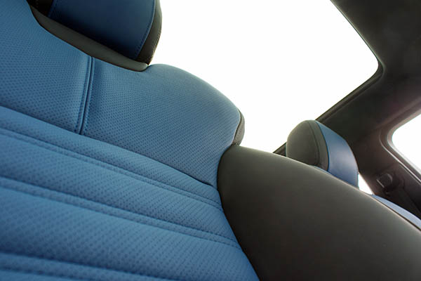 Range Rover Evoque, Alba nappa zwart en buffalino blauw detail perforatie