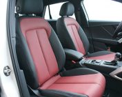 Audi Q2, Alba Buffalino Leder Zwart en Bordeaux Rood voorstoelen