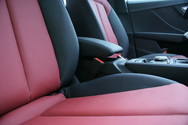 Audi Q2, Alba Buffalino Leder Zwart en Bordeaux Rood detail
