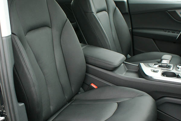 Audi Q7, Alba Buffalino Leder Zwart voorstoelen detail