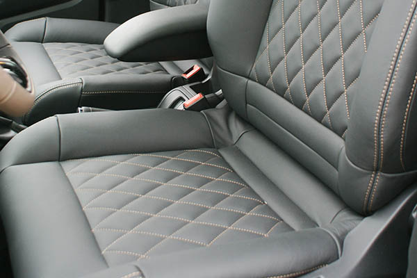 Citroën C4 Cactus, Alba Buffalino Leder Zwart met Diamond patroon en bruin stiksel voorstoelen detail
