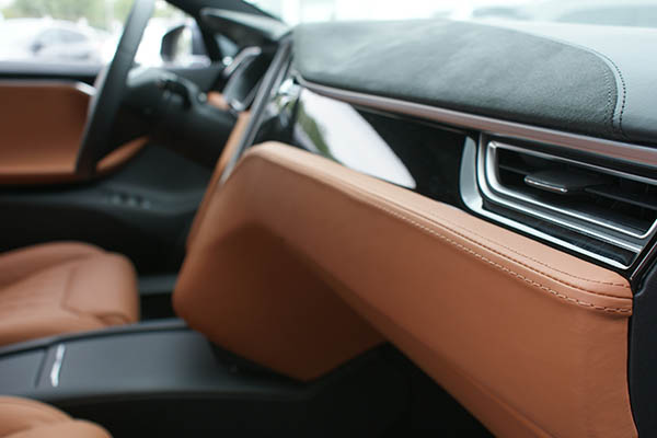 Tesla Model S 100D, Alba Nappa Cognac Diamond dashboardkastje