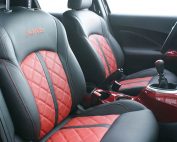 Nissan Juke, Alba Buffalino Leder Zwart met Rode middenbanen en diamond voorstoelen