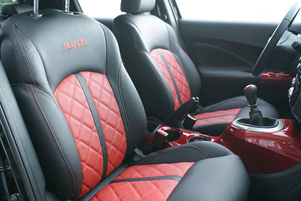 Nissan Juke, Alba Buffalino Leder Zwart met Rode middenbanen en diamond voorstoelen