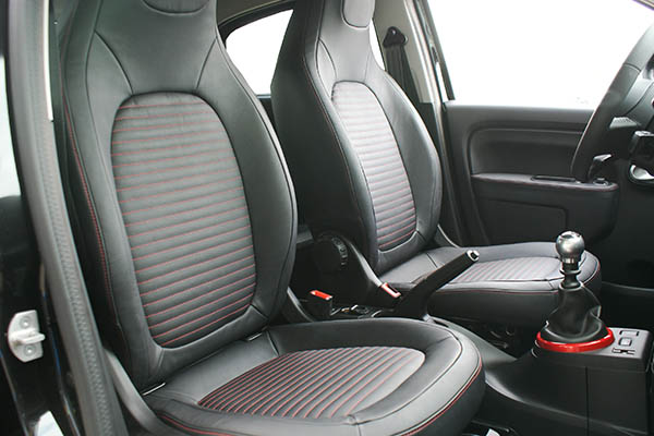 Renault Twingo GT, Alba Buffalino Leder Zwart met Rood stiksel voorstoelen detail