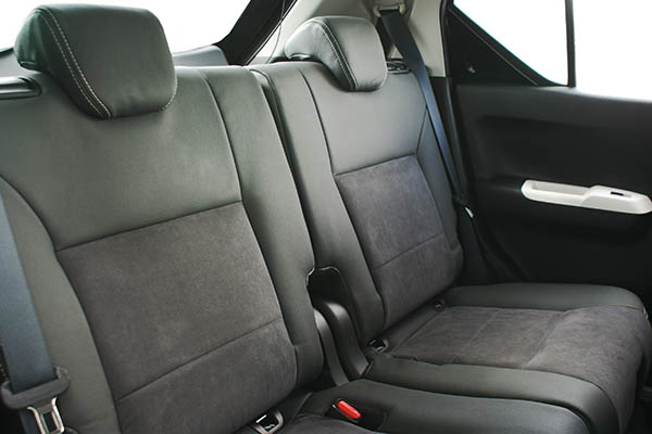 Suzuki Ignis, Alba eco-leather®®®®®® antraciet met alcantara middenbanen achterbank