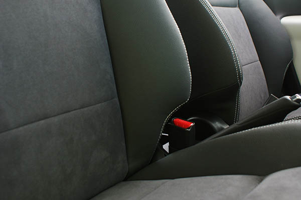 Suzuki Ignis, Alba eco-leather®®®®®® antraciet met alcantara middenbanen detail