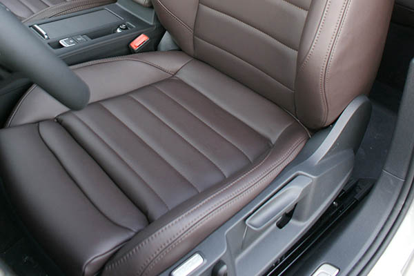 Volkswagen Passat GTE, Alba Nappa Leder Bruin voorstoelen detail