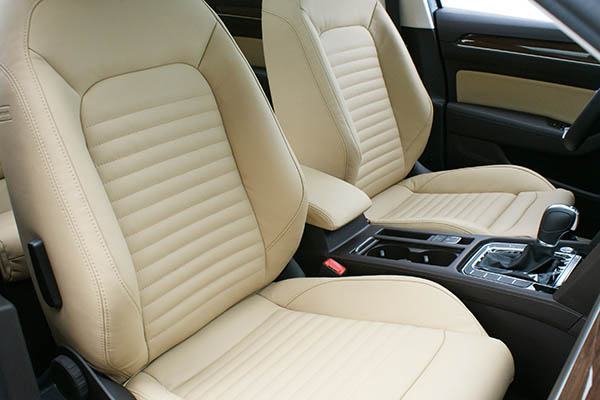 Volkswagen Passat, Alba eco-nappa Samt Beige detail