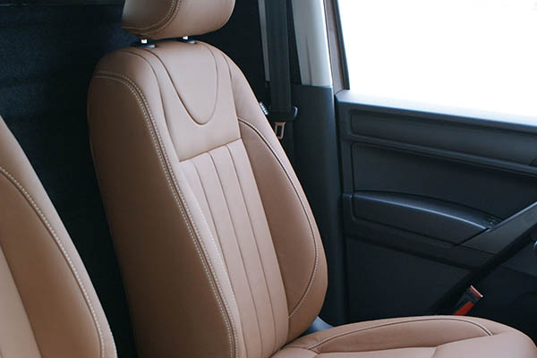Volkswagen Caddy, Alba Buffalino Leder Truffel Bruin voorstoelen detail