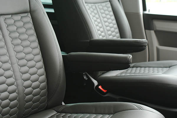 Volkswagen Transporter T6, Alba eco-leather®®®®®® antraciet met honingraat voorstoelen detail