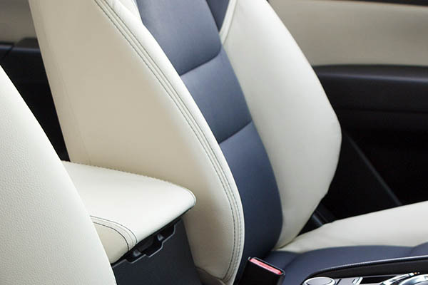 Mazda CX5, Alba Buffalino Leder Marine Blauw en Wit voorstoelen detail