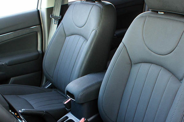 Mitsubishi ASX, Alba eco-leather®®®®®® Zwart voorstoelen detail