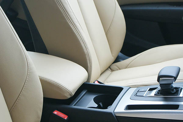 Audi Q5, Alba Buffalino Samt Beige Leder Detail Voorstoelen