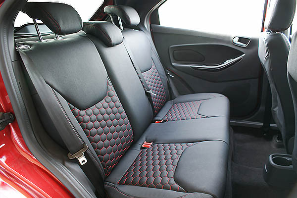 Ford Ka+, Alba eco-leather®®®®®® Zwart met Rood Stiksel en Honingraat Patroon Achterbank