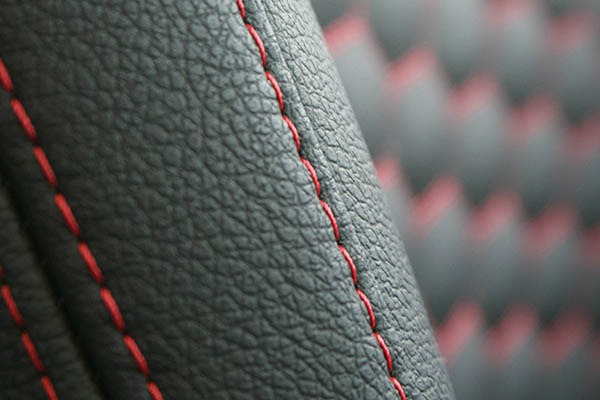 Ford Ka+, Alba eco-leather®®®®®® Zwart met Rood Stiksel en Honingraat Patroon Detail