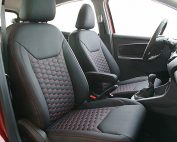 Ford Ka+, Alba eco-leather®®®®®® Zwart met Rood Stiksel en Honingraat Patroon Voorstoelen