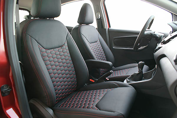 Ford Ka+, Alba eco-leather®®®®®® Zwart met Rood Stiksel en Honingraat Patroon Voorstoelen