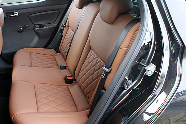 Nissan Micra, Alba eco-leather®®®®®® Kaneelbruin met diamond patroon en geborduurd logo achterbank