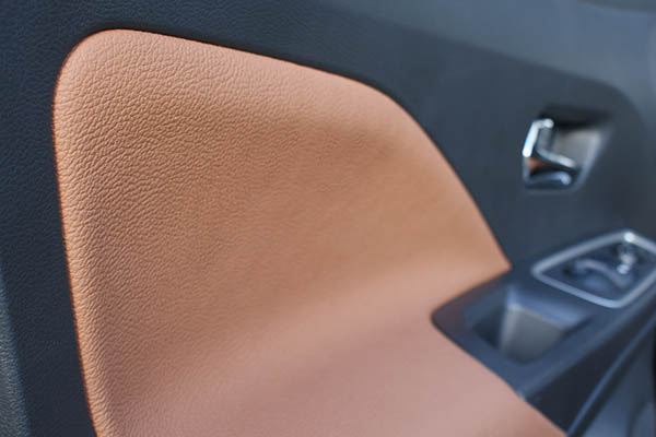 Nissan Micra, Alba eco-leather®®®®®® Kaneelbruin met diamond patroon en geborduurd logo deurpaneel