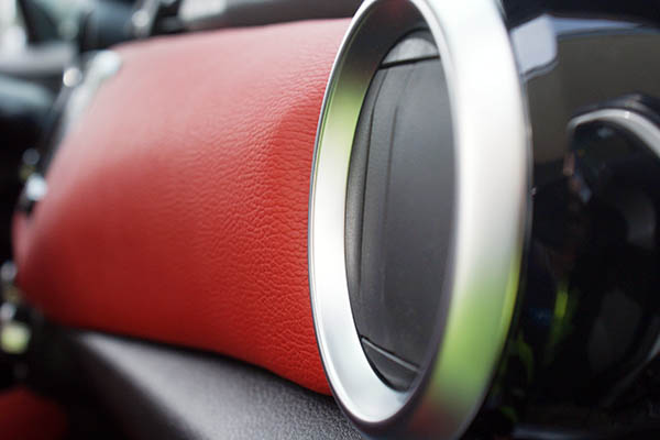 Nissan Micra, Alba Buffalino Leder Zwart en Rood Dashboard Detail