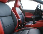 Nissan Micra, Alba Buffalino Leder Zwart en Rood Voorstoelen detail
