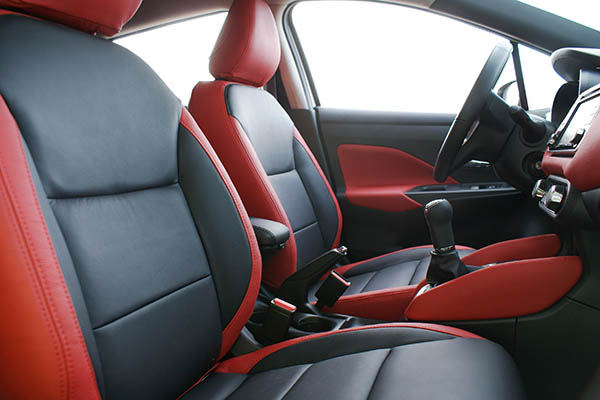 Nissan Micra, Alba Buffalino Leder Zwart en Rood Voorstoelen detail