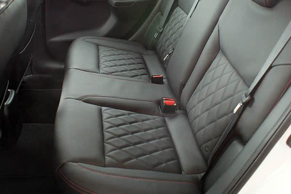 Nissan Micra, Alba eco-leather®®®®®® Zwart met Rood Stiksel en Diamond Stikselpatroon Achterbank