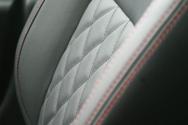 Nissan Micra, Alba eco-leather®®®®®® Zwart met Rood Stiksel en Diamond Stikselpatroon Voorstoel Detail