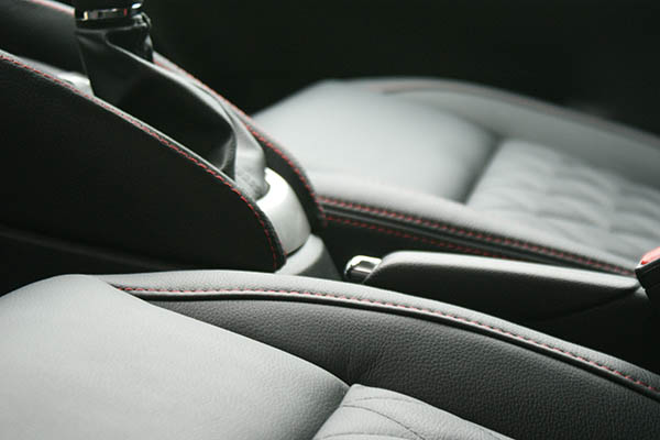 Nissan Micra, Alba eco-leather®®®®®® Zwart met Rood Stiksel en Diamond Stikselpatroon Detail