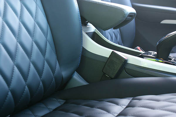 Chevrolet Bolt Opel Ampera-E Alba eco-nappa zwart diamond patroon blauw stiksel voorstoelen detail