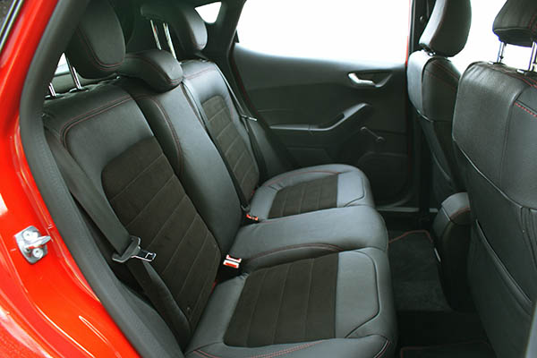 Ford Fiesta Alba eco-leather®®®®®® zwart met zwart eco-suede en rood stiksel achterbank