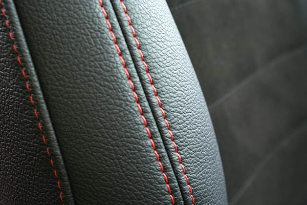 Ford Fiesta Alba eco-leather®®®®®® zwart met zwart eco-suede en rood stiksel detail