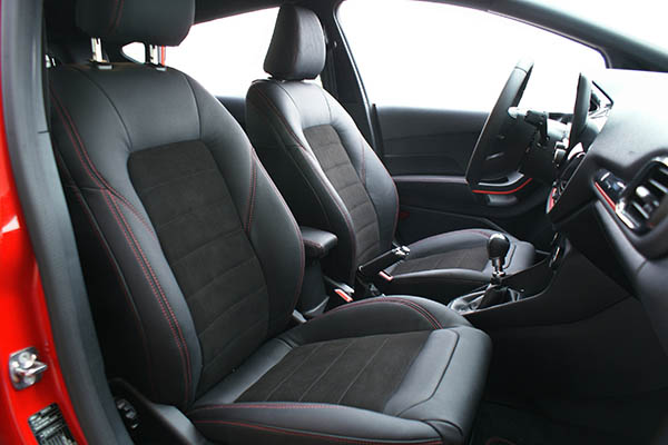 Ford Fiesta Alba eco-leather®®®®®® zwart met zwart eco-suede en rood stiksel voorstoelen