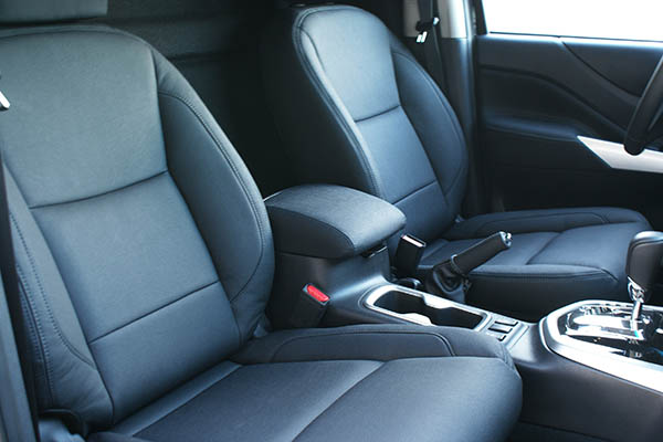 Nissan Navara NP300 Alba eco-leather®®®®®® zwart voorstoelen detail