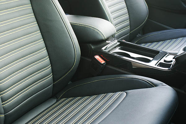Ford Kuga Alba eco-leather®®®®®® Zwart Geel stiksel voorstoel