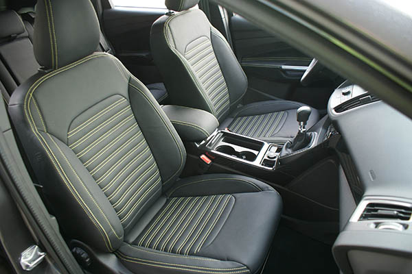 Ford Kuga Alba eco-leather®®®®®® Zwart Geel stiksel voorstoelen detail