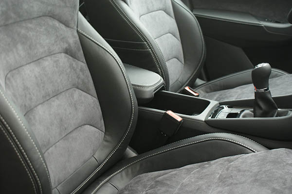 Skoda Kodiaq Alba Buffalino Leder Zwart Alcantara Grijs Interieur Voorstoelen detail