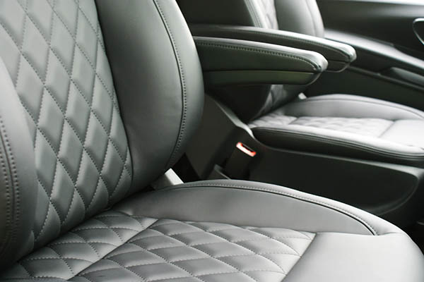 Mercedes Benz Vito Alba eco-nappa Zwart leder interieur inbouw Diamond Voorstoelen Detail