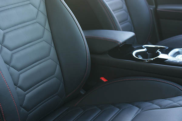 Ford Mondeo Alba Zwart Buffalino Leder met rood stiksel en Speciaal Design Voorstoelen Detail