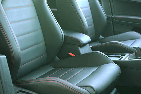 Volkswagen Golf 7 GTI Alba Buffalino Leder Zwart met Rood Stiksel Voorstoelen Detail