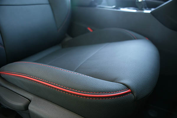 Opel Insignia Alba Zwart Leder met Rode bies en stiksel Voorstoelen Detail