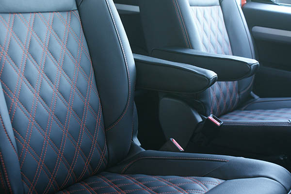 Peugeot Expert Zwart Buffalino Leder met oranje stiksels en dubbel diamond patroon voorstoelen detail