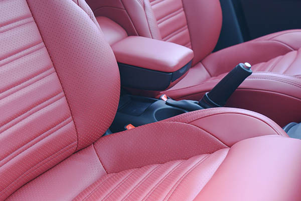 Alfa Romeo Giulietta Alba Nappa Leder Rood Inbouw Interieur Perforatie Logo Voorstoelen Detail