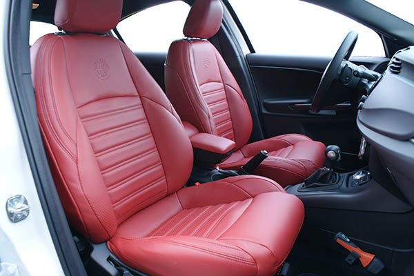 Alfa Romeo Giulietta Alba Nappa Leder Rood Inbouw Interieur Perforatie Logo Voorstoelen