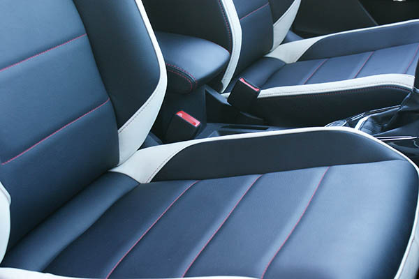 VW T-Roc Alba Buffalino Leder Zwart met Wit Voorstoelen Detail