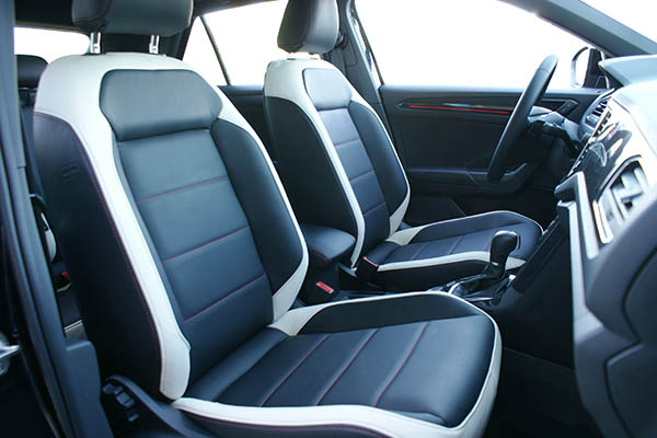VW T-Roc Alba Buffalino Leder Zwart met Wit Voorstoelen