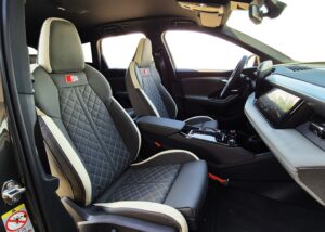 Audi-Q6-met-grijs-en-wit-leder