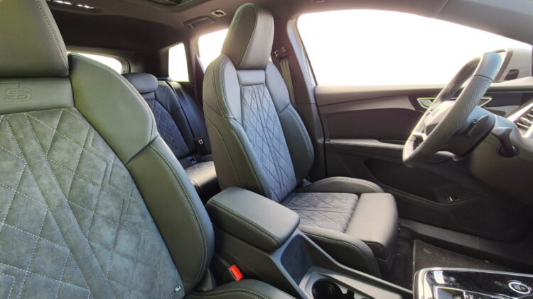 Audi Q4 met zwart leder en suede